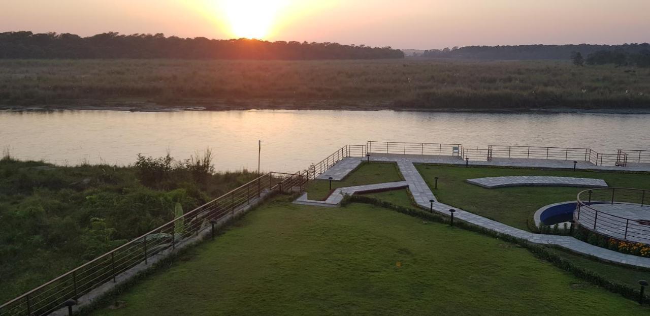 Park Safari Resort Sauraha Eksteriør bilde